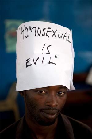 Amnesty: "In Camerun gay sottoposti ad esami anali e torturati" - camerun antigayF1 - Gay.it