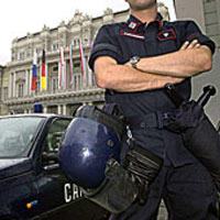 IN DIVISA, TRA UOMINI - carabiniere - Gay.it