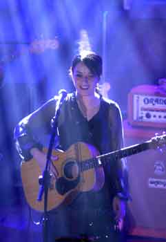 UNA CHITARRA ROSA SCHOCKING - carmen consoli 05 - Gay.it
