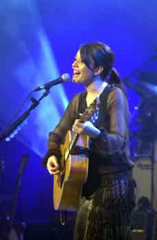 UNA CHITARRA ROSA SCHOCKING - carmen consoli 19 - Gay.it