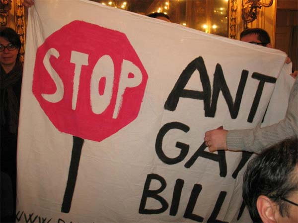 Striscione contro legge omofoba: trattenuti dalla polizia - certi dirittI ugandaF3 - Gay.it
