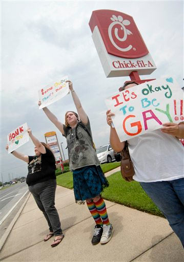 Un bacio collettivo contro il pollo omofobo di Chick-fil-a - chick fil aF2 - Gay.it