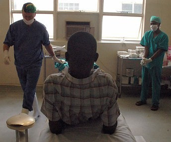 Aids: i detenuti sudafricani chiedono la circoncisione - circoncisione hivF2 - Gay.it