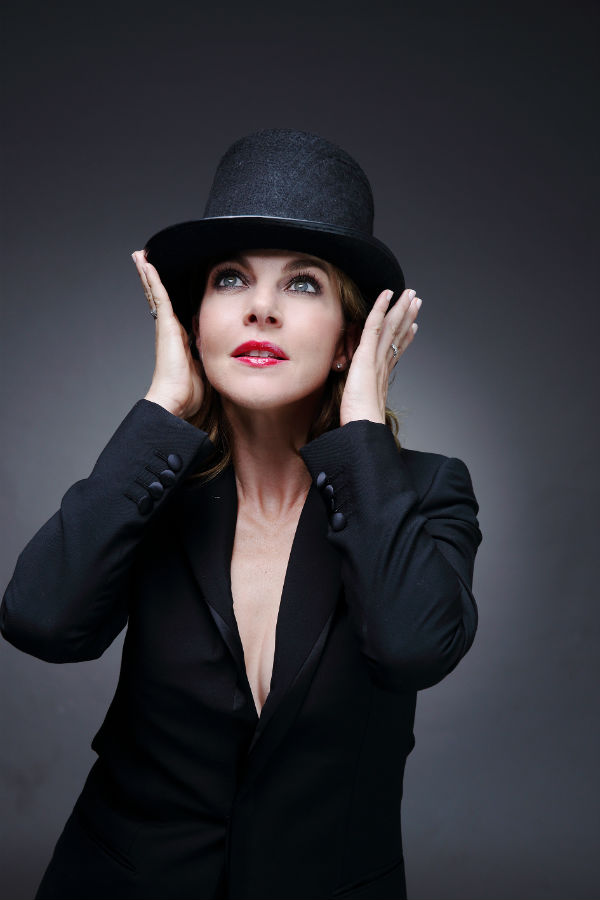 Claudia Gerini: io (a teatro) come Carmen Miranda! - claudia gerini 1 - Gay.it