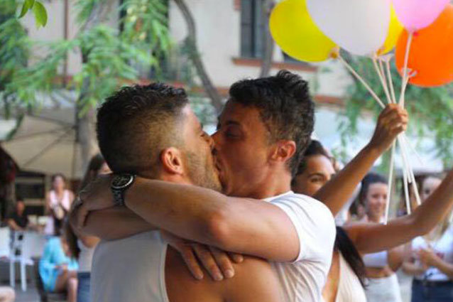 5 ragioni per cui frequentare un ragazzo con HIV è semplice - coppia gay gf flash mob - Gay.it
