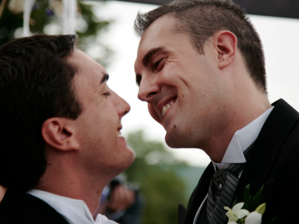 Gay brasiliano rischia rimpatrio: le nozze con un italiano non valide - coppia gay generica - Gay.it