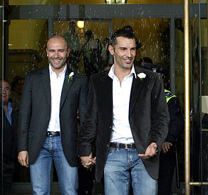 Sposi in Spagna, estranei in Italia: coppia gay dal giudice - coppia reggioF1 - Gay.it