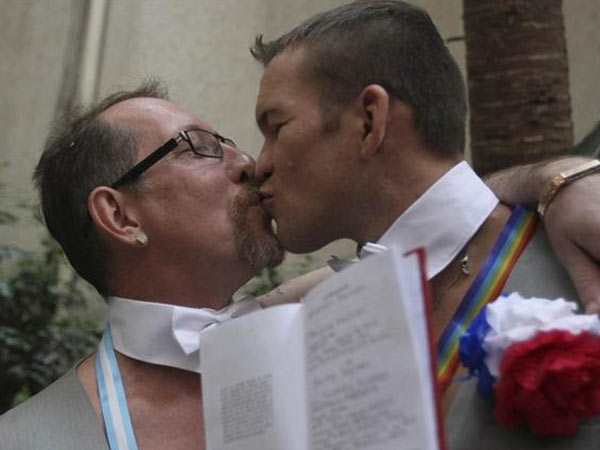 Roma, Pisa, Livorno e non solo: aumentano i sindaci contro Alfano - coppia sochi - Gay.it