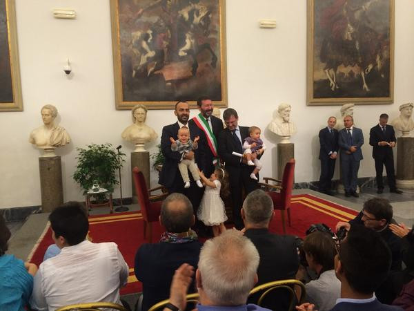 Marino accusato di abuso d'ufficio per le trascrizioni dei matrimoni - coppia trascrizioni - Gay.it