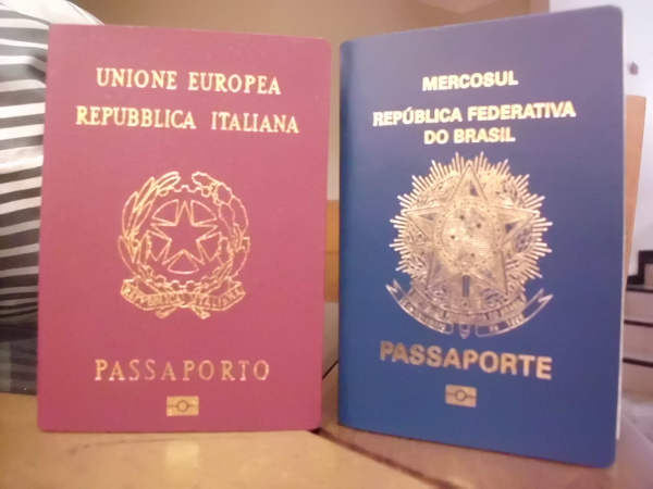 Gay brasiliano rischia rimpatrio: le nozze con un italiano non valide - copppia gay frontiera malpensa1 - Gay.it