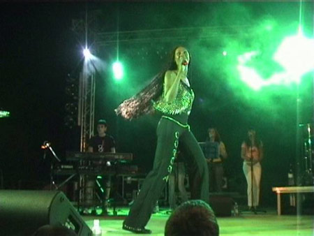 Corona: torna la stella che infiammava gli anni '90 - coronaF5 - Gay.it