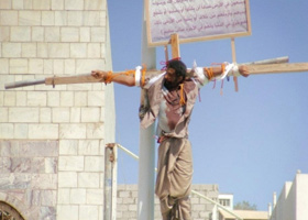 Stupra ed uccide un uomo: crocifisso yemenita in Arabia Saudita - crocifisso arabiaF1 - Gay.it