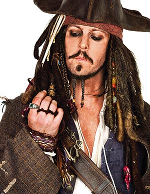 Johnny Deep: "Jack Sparrow è gay". Disappunto della Disney - deepsparrowF1 - Gay.it