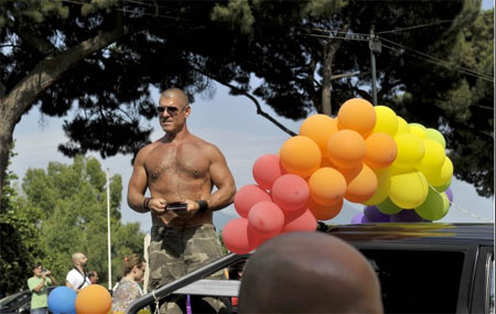 De Magistris balla YMCA con Luxuria: "Napoli come New York" - demagistris prideF2 - Gay.it