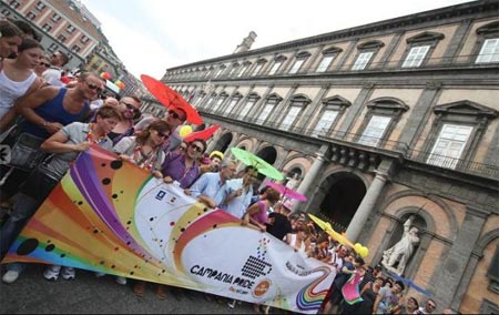 De Magistris balla YMCA con Luxuria: "Napoli come New York" - demagistris prideF3 - Gay.it