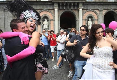 De Magistris balla YMCA con Luxuria: "Napoli come New York" - demagistris prideF5 - Gay.it