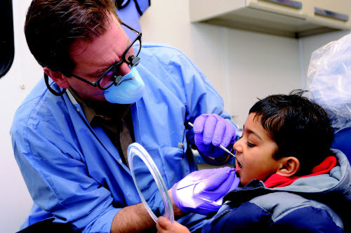 "Qui lavora un dottore gay: pazienti, tutelate la vostra salute" - dentista - Gay.it