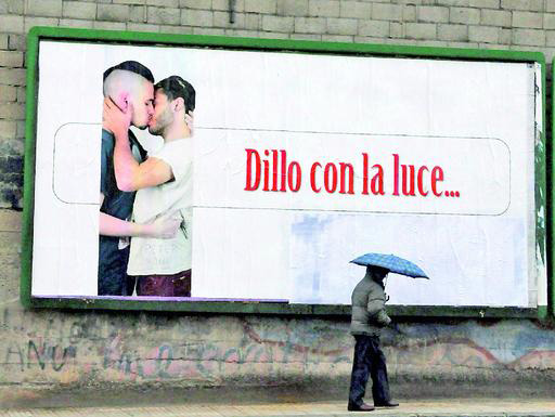 Manifesto con bacio gay. A Nuoro è gara all'insulto: "frociiii" - dillo luce nuoro 1 - Gay.it