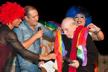 Don Andrea Gallo e la consegna del "Premio personaggio gay" - dongallopersonaggioF1 - Gay.it