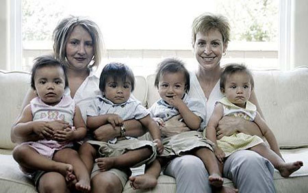 Corte d'Appello di Torino riconosce la maternità a una coppia lesbica - donna lesbo figliF4 - Gay.it