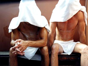 A casa a fare l'abero di Natale? No... in Sauna! - due in sauna - Gay.it