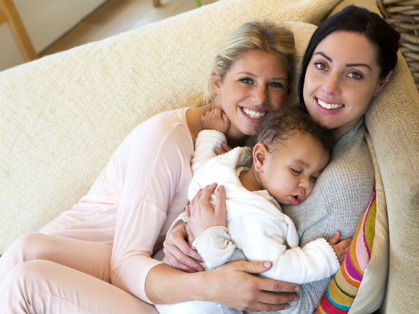 I pediatri: "vivere in una famiglia gay può danneggiare i bambini" - due mamme con bambini base - Gay.it