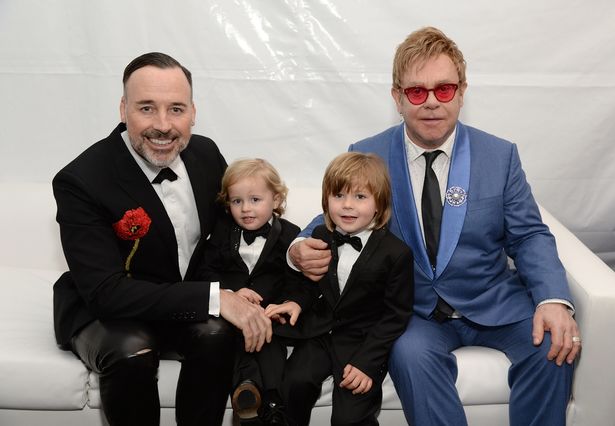 Elton John ha dormito a Nizza: inutile la prenotazione di 5 stanze - Elton John David Furnish e figli - Gay.it