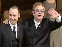 OMOFOBIA ZERO: PARLA IL FIGLIO - elton e david 2 - Gay.it