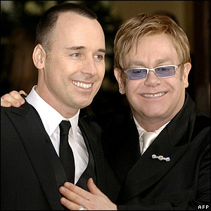 E' nato Zachary, figlio di Sir Elton John e David Furnish - elton david papaF1 - Gay.it