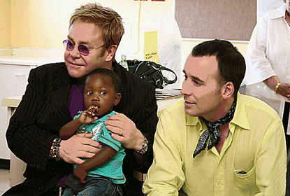 E' nato Zachary, figlio di Sir Elton John e David Furnish - elton david papaF2 - Gay.it