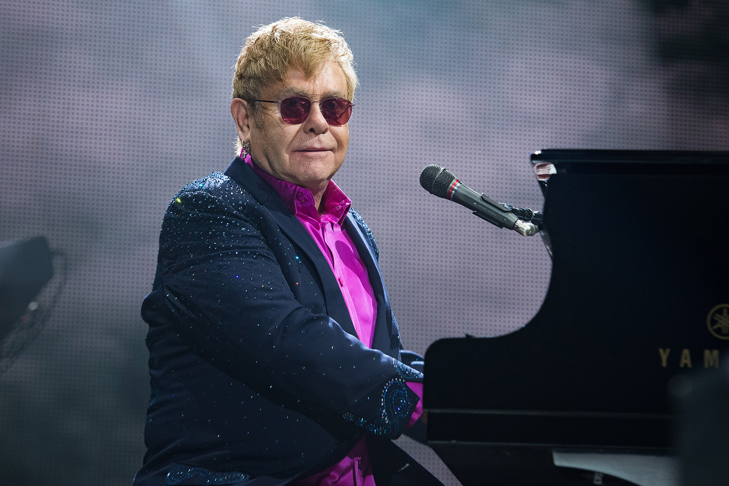 Elton John accusato di molestie sessuali dall'ex guardia del corpo - elton john camicia rosa - Gay.it