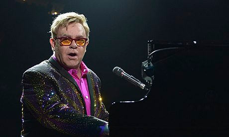 Elton John ha dormito a Nizza: inutile la prenotazione di 5 stanze - elton john mosca2 - Gay.it