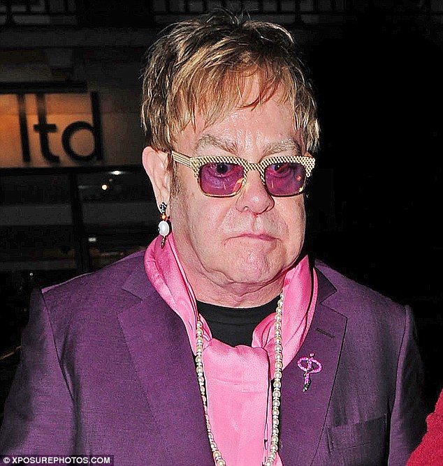 Elton John respinge le accuse di molestie sessuali dell'ex bodyguard - elton john scazzato - Gay.it