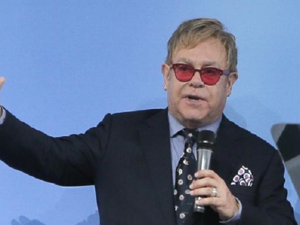 Elton John? È il nostro Papa Frocesco! - eltonjohnputintelfinta - Gay.it