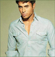 Enrique Iglesias, manterrò la promessa: correrò nudo - enrique iglesias - Gay.it
