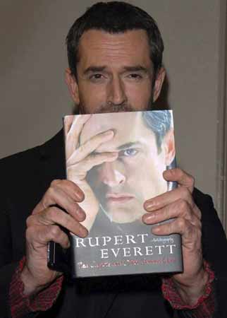 RUPERT EVERETT: «LASCIO IL CINEMA, È UN MONDO PATETICO» - Everett libroF1 - Gay.it