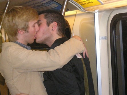 Baci gay in mezzo alla strada - F1kissingcross - Gay.it