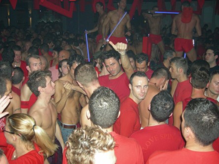 Il party in rosso, per non dimenticare la prevenzione - F1redparty - Gay.it