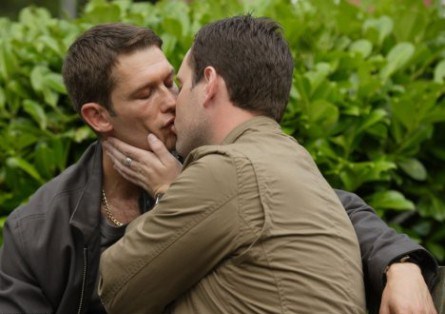Baci gay in mezzo alla strada - F2kissingcrossok - Gay.it