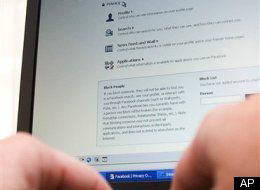 Facebook chiude gruppo italiano che schedava ragazzi gay - facebookomofoboF1 - Gay.it