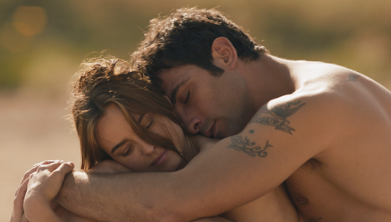 Ozpetek, il melò che incassa e divide. E quella strana coppia lesbica… - Ferzan Ozpetek foto allacciate le cinture 15 high - Gay.it
