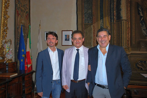 Sposi a Oslo, la provincia di Firenze consegna certificato - firenzecoppiaF1 - Gay.it