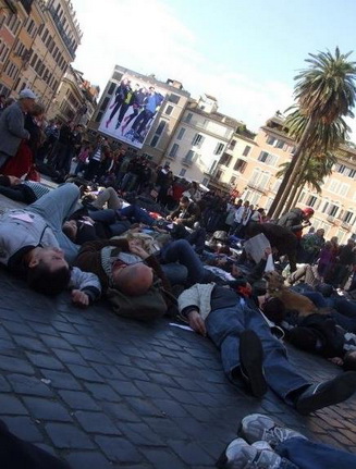 Flash mob: A decine si fingono morti per le vie di Roma - FlashmobRoma3 - Gay.it