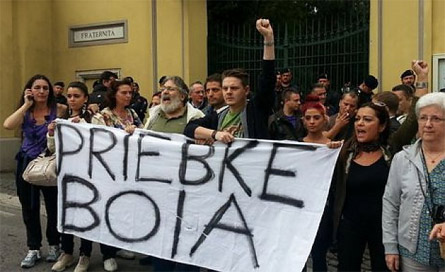 La folla davanti alla Fraternità San Pio X ad Albano