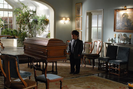 Tredici squinternati e un funerale - funeralpartyF1 - Gay.it