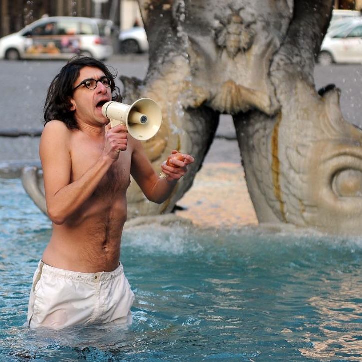 Gabriele Paolini: "Il nostro Paese è ipocrita, la Cirinnà non passerà" - GABRIELE PAOLINI MEGAFONO - Gay.it