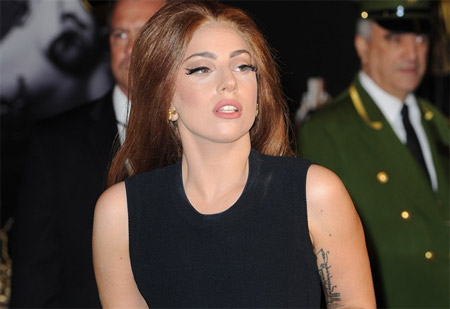 Lady Gaga in caduta libera: la sua popolarità in picchiata - gaga cadenteF1 - Gay.it