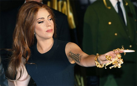 Lady Gaga in caduta libera: la sua popolarità in picchiata - gaga cadenteF2 - Gay.it