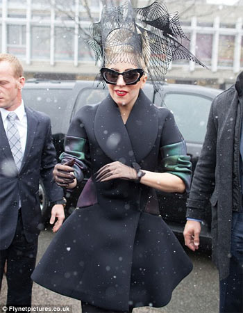 Lady Gaga in Italia col tour. Tappa a Milano il 2 ottobre - gaga foundationF2 - Gay.it
