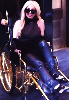 Lady Gaga paga l'operazione all'anca ad una sua fan - gaga rotelleF2 - Gay.it